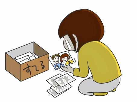 恋人がいた頃の写真を見て涙する人 断捨離,整理,写真,過去,元恋人,元カレ,女性,幸せ,悲しい,涙のイラスト素材