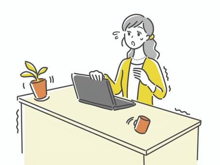 オフィスで地震にあう女性 地震,防災,オフィス,防災の日,デスク,パソコン,女性のイラスト素材