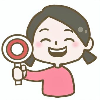 「〇」まるの札を笑顔で上げる子ども こども,子ども,まる,札,丸印,評価,笑顔,正解,良い,好ましいのイラスト素材