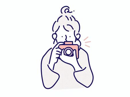 カメラで撮影する女性 カメラ,写真,フォト,デジタル,アナログ,フィルム,一眼レフ,撮る,持つ,撮影のイラスト素材