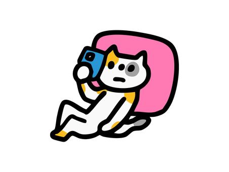 スマホを見ながらダラダラするネコ スマホ,休息,休憩,ダラダラ,クッション,枕,sns,メール,ごろ寝,リラックスのイラスト素材