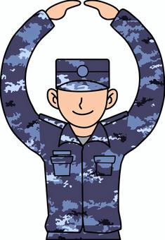 マル印をする海自隊員（作業帽） 隊員,自衛隊,迷彩,紺色,水色,jmsdf,作業帽,海上自衛官,出動,災害派遣のイラスト素材