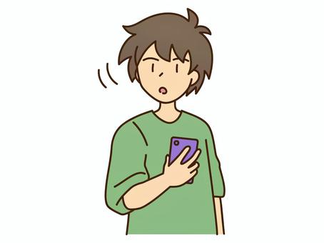 スマートフォンで場所を確認する男性