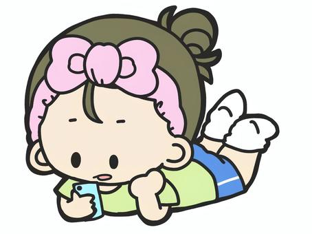 寝ながらスマホ 女の子,スマホ,全身,部屋着,ヘアバンド,お団子ヘアのイラスト素材
