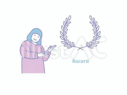 アワードを紹介する女性