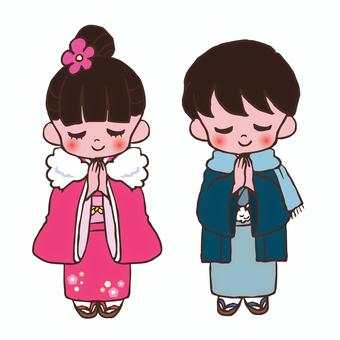 お参りをする子ども　イラスト 手描き,初詣,お参り,参拝,合掌,晴れ着,和服,着物,袴,新春のイラスト素材