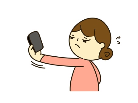 老眼の女性 老眼,スマホ,女性,ドライアイ,目,疲れ目,40代,50代,60代,70代のイラスト素材