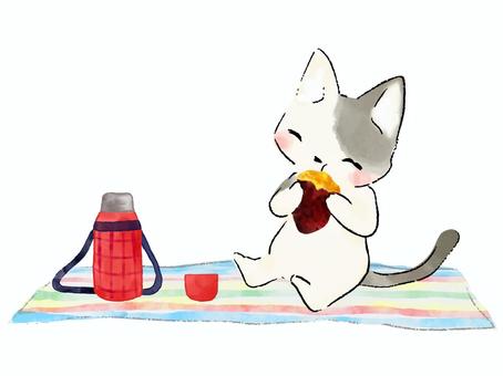 ピクニックで焼いもを食べるネコさん ピクニックで焼いもを食べるネコさん ネコ,おいも,焼いも,ピクニック,かわいい,手書き,手描き,水彩,ベクター,絵本風のイラスト素材