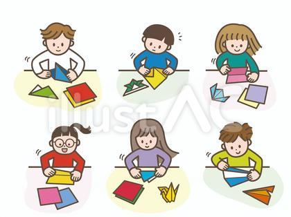 折り紙をする小学生