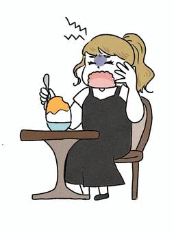 かき氷 かき氷,女の子,黒,ワンピース,頭痛のイラスト素材