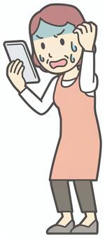  スマホを見て慌てている中年の女性 スマホ,おばさん,人,女性,中年,おばちゃん,シニア,ママ,主婦,ヘルパーのイラスト素材
