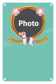 ポップな馬と水引の写真フレーム年賀状 ポップな馬と水引の写真フレーム年賀状 年賀状,馬,かわいい,フォトフレーム,フレーム,写真,迎春,2026年,賀詞,水引のイラスト素材