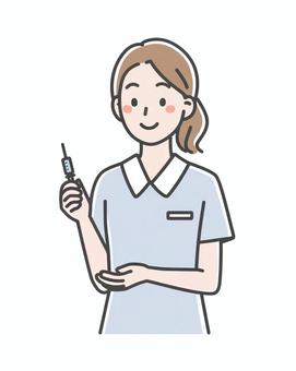 注射器を持つ笑顔の女性ナース