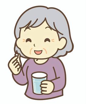 薬を飲もうとする高齢者女性 高齢者,おばあちゃん,水,薬,飲む,笑顔,治療,医療,医学,薬学のイラスト素材