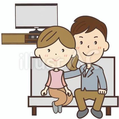 自宅でテレビを見る夫婦