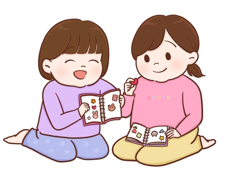 シール交換をする女の子達(カラー) 女の子,幼稚園児,幼児,小学生,低学年,子供,二人,可愛い,ほのぼの,笑顔のイラスト素材