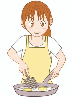 目玉焼きを作る女性