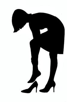 ヒールを脱ぐ女性のシルエット ヒールを脱ぐ女性のシルエット ヒール,女性,シルエット,脱ぐ,帰宅,足,ボブカット,靴,疲れ,玄関のイラスト素材