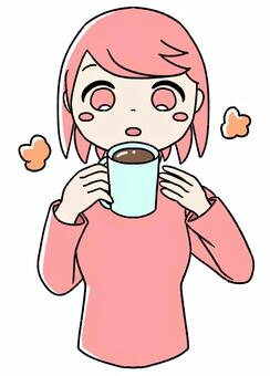 桃色の女の子がコーヒーを飲んでいる ピンク,かわいい,手描き,飲む,ホットドリンク,温かい飲み物,コーヒー,カフェタイム,ほっと一息,温まるのイラスト素材