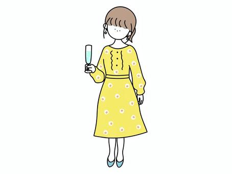 グラスを持つおしゃれしたお姉さん 女の子,ワンピース,おしゃれ,グラス,飲み物,乾杯,デート,飲み会,パーティー,女性のイラスト素材