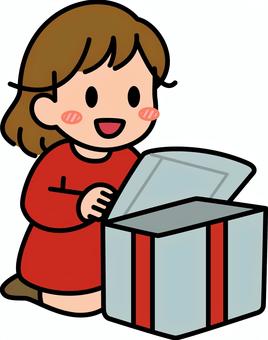 銀の箱を開ける女の子です。 銀の箱を開ける女の子です。 プレゼント,シンプル,ギフト,喜ぶ,受け取り,サプライズ,笑顔,贈り物,手渡し,お祝いのイラスト素材
