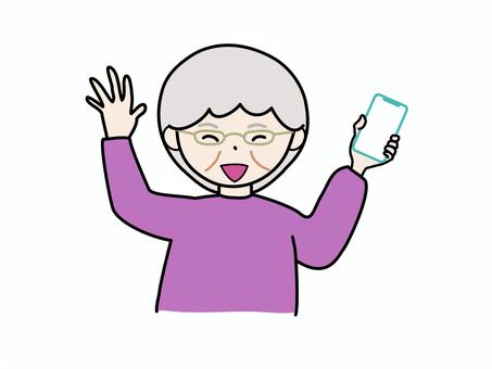 スマホを持つおばあさん　 女性,スマホ,おばあさん,喜ぶ,嬉しい,万歳,年配,老人,おばあちゃん,めがねのイラスト素材