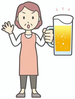  エプロンおばちゃん-179-全身 ビール,注意,おばちゃん,エプロン,お母さん,ママ,中年,おばさん,主婦,人物のイラスト素材