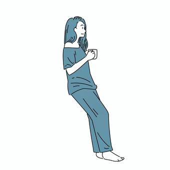 寝起きにコーヒーを飲む女性 女性,コーヒー,朝,モーニング,寝起き,寝巻き,起床,ルーティーン,日常,おはようのイラスト素材