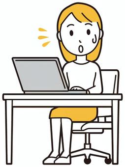 ノートパソコンを見て慌てる若い女性 パソコン,女性,女の子,人,人物,ロングヘア,若い,操作,使う,見るのイラスト素材