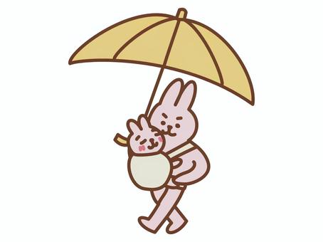 傘をさして歩く親子　ウサギ 傘,カサ,抱っこ,こども,親子,親,抱っこ紐,だっこ,雨の日,雨のイラスト素材