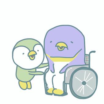 ぺんぎん親子微笑む(車椅子) ペンギン,親子,親,車椅子,介護,介助,孫,微笑む,笑う,にっこりのイラスト素材