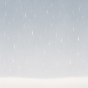 静かな雪が降るグレー空の冬背景 冬,雪,曇り空,グレー,ブルーグレー,背景,静か,落ち着いた,シンプル,冬景色のイラスト素材