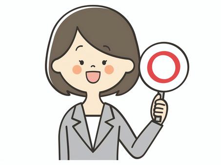 マルの札を持つスーツ女性 丸,正解,正しい,合っている,クイズ,解答,笑顔,女性,スーツ,講師のイラスト素材