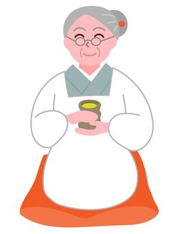 和服に割烹着の昭和レトロなおばあさん-3 おばあさん,割烹着,着物,昭和,お茶,正座,座布団,一服,日本茶,緑茶のイラスト素材