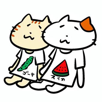 スイカとゴーヤのシャツを着るねこ二匹 ねこ,三毛猫,トラ猫,スイカ,ゴーヤ,tシャツ,半袖,シャツ,夏,真夏のイラスト素材