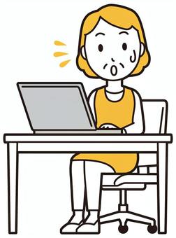  エプロンおばちゃん(黄)-056-全身 パソコン,慌てる,おばちゃん,エプロン,お母さん,ママ,中年,おばさん,主婦,人物のイラスト素材