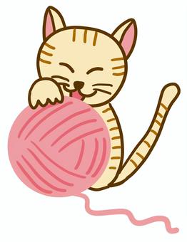 ネコと毛糸２ ネコ,猫,毛糸,玉,じゃれる,遊ぶ,子猫,可愛い,毛玉,糸のイラスト素材