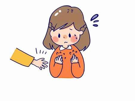 手汗を気にして手が繋げない女の子