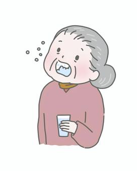 冬のうがいをするおばあさん  高齢者,シニア,女性,お年寄り,冬,冬服,うがい,健康,健康管理,感染予防のイラスト素材