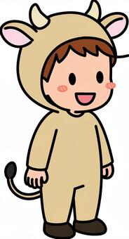 ベージュの牛コスの男の子です。 牛,コスプレ,シンプル,コスチューム,着ぐるみ,角,耳,しっぽ,動物,キャラクターのイラスト素材