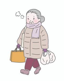 買い物帰りの冬服のおばあさん 高齢者,買い物,冬,老人,シニア,外出,買い物袋,紙袋,ビニール袋,マフラーのイラスト素材