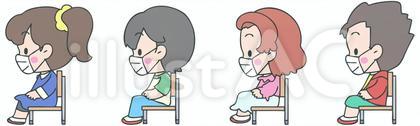 マスクして椅子に座るこども達