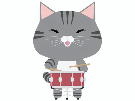 小太鼓を叩く笑顔のさばとら猫 小太鼓,猫,さばとら,笑顔,動物,かわいい,楽器,太鼓のイラスト素材