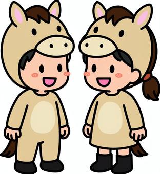 ベージュの馬の着ぐるみの子供たちです。 馬,着ぐるみ,シンプルのイラスト素材