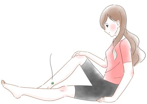 足にお灸をする女性の水彩風イラスト お灸,鍼灸,東洋医学,ツボ,足,三陰交,リラクゼーション,リラックス,画像,挿絵のイラスト素材