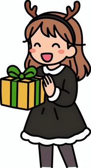 プレゼントを貰う黒の女の子です。 プレゼント,シンプル,ギフト,喜ぶ,受け取り,サプライズ,笑顔,贈り物,手渡し,お祝いのイラスト素材