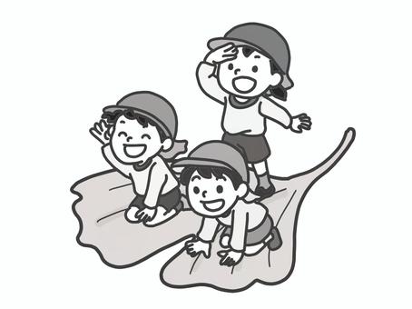 みんなで銀杏の葉っぱで遊ぼう みんなで銀杏の葉っぱで遊ぼう 幼児,モノクロ,銀杏,葉,自然遊び,笑顔のイラスト素材