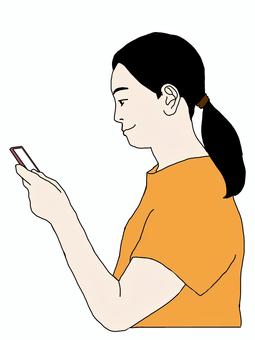 スマホを見ている女性(微笑) 人物,女性,スマホ,横顔,一つ結び,微笑,すきま時間のイラスト素材
