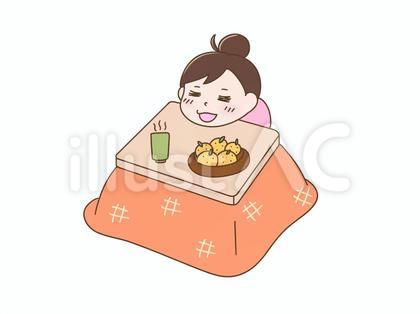 こたつでくつろぐ女性