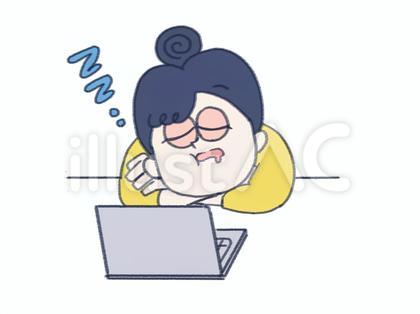 パソコンの前で居眠りをする女性